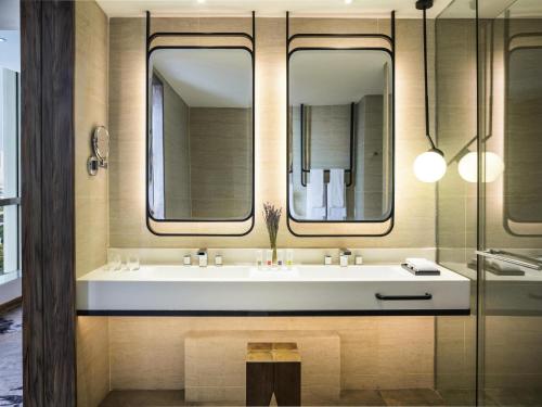 Suite Grand Swiss con cama extragrande del hotel Swissôtel Jakarta Pik Avenue