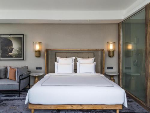 Habitación Select Suiza con cama extragrande del hotel Swissôtel Jakarta Pik Avenue