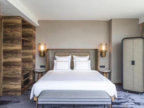 Habitación Swiss Signature con cama extragrande y vistas a la bahía del hotel Swissôtel Jakarta Pik Avenue