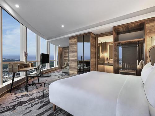 Habitación Swiss Signature con cama extragrande y vistas a la bahía del hotel Swissôtel Jakarta Pik Avenue. Foto 1