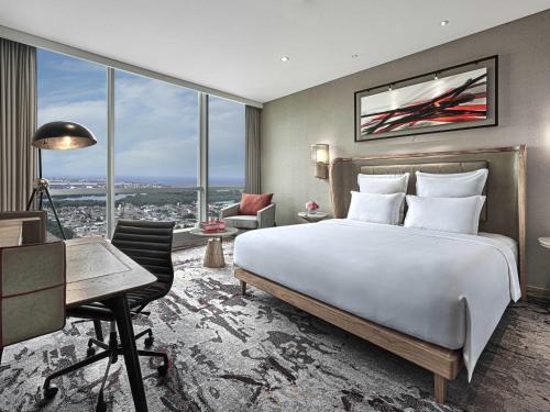 Gran Habitación con cama extragrande del hotel Swissôtel Jakarta Pik Avenue. Foto 1