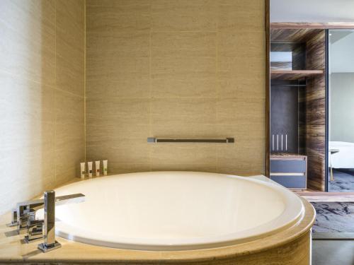 Suite Grand Swiss con cama extragrande del hotel Swissôtel Jakarta Pik Avenue. Foto 3