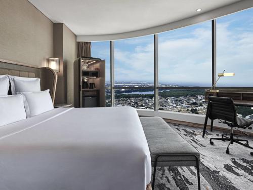 Habitación Swiss Signature con cama extragrande y vistas a la bahía del hotel Swissôtel Jakarta Pik Avenue. Foto 2