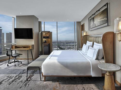 Suite Prestige Swiss con cama extragrande del hotel Swissôtel Jakarta Pik Avenue