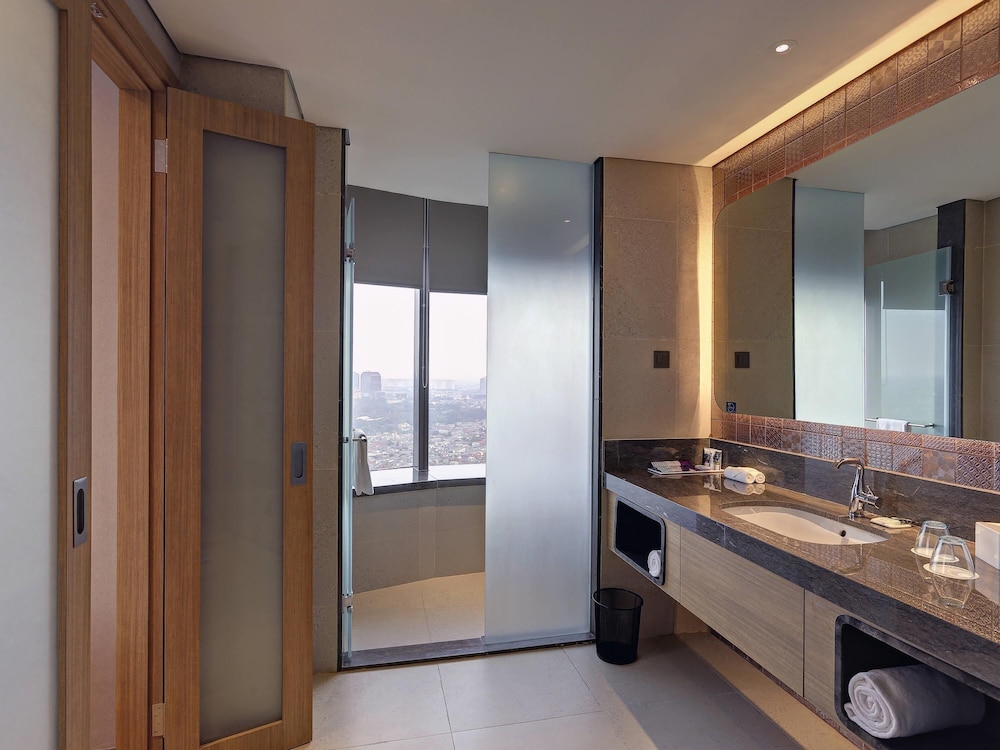 Habitación Ejecutiva con 1 cama doble del hotel Mercure Jakarta Gatot Subroto. Foto 5
