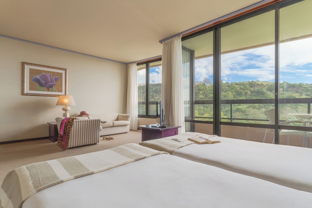 Suite Junior del hotel Pestana Bahia Praia Nature and Beach Resort