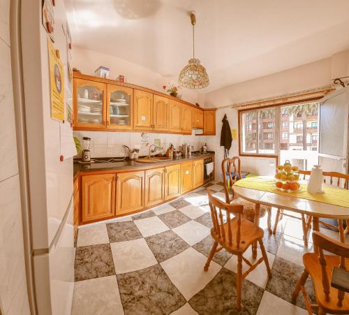 Cama en habitación compartida mixta de 6 camas del hotel Aguere Nest. Foto 1