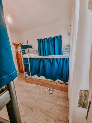 Cama en habitación compartida mixta de 4 camas del hotel Aguere Nest. Foto 2