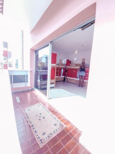 Cama en habitación compartida mixta de 8 camas del hotel Aguere Nest. Foto 4