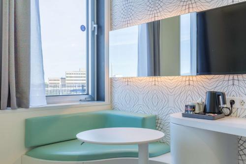 Habitación Superior con vistas panorámicas a la ciudad del hotel Park Inn By Radisson Amsterdam City West. Foto 1