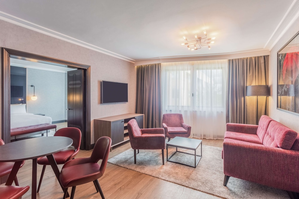 Suite del hotel Radisson RED Hotel London Heathrow. Foto 1