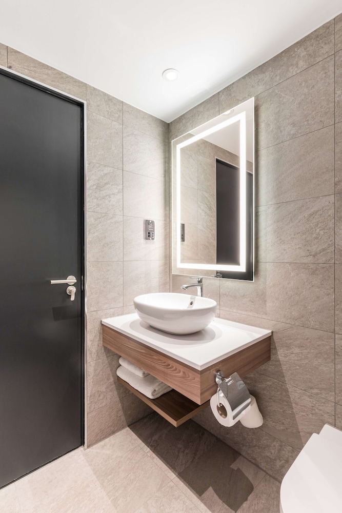 Habitación familiar del hotel Radisson RED Hotel London Heathrow. Foto 10