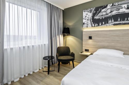 Standard Twin Room with Street View - Non - Smoking del hotel Park Inn by Radisson Vilnius Airport Hotel & Conference Centre. Foto 1