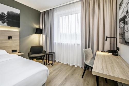 Standard Twin Room with Street View - Non - Smoking del hotel Park Inn by Radisson Vilnius Airport Hotel & Conference Centre. Foto 2