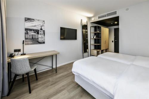 Standard Twin Room with Street View - Non - Smoking del hotel Park Inn by Radisson Vilnius Airport Hotel & Conference Centre. Foto 3