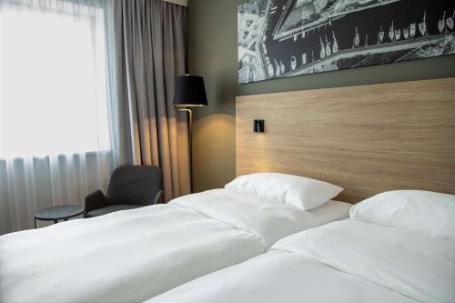 Standard Twin Room with Street View - Non - Smoking del hotel Park Inn by Radisson Vilnius Airport Hotel & Conference Centre. Foto 5