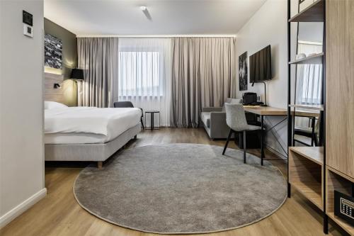 Habitación Familiar con vistas parciales al aeropuerto del hotel Park Inn by Radisson Vilnius Airport Hotel & Conference Centre. Foto 2