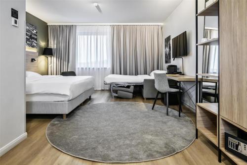 Habitación Familiar con vistas parciales al aeropuerto del hotel Park Inn by Radisson Vilnius Airport Hotel & Conference Centre. Foto 3