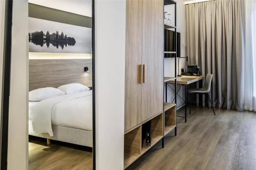 Habitación Superior con vistas parciales al aeropuerto del hotel Park Inn by Radisson Vilnius Airport Hotel & Conference Centre. Foto 1