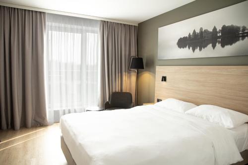Habitación Superior con vistas parciales al aeropuerto del hotel Park Inn by Radisson Vilnius Airport Hotel & Conference Centre. Foto 5