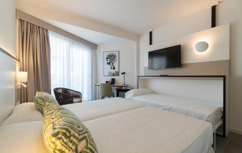 Habitación Doble - 2 camas y balcón del hotel Medplaya Hotel Regente. Foto 1