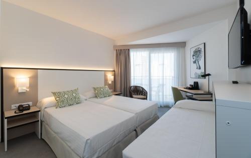 Habitación Doble con balcón - 2 camas del hotel Medplaya Hotel Regente. Foto 2
