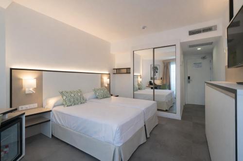 Habitación doble Balcón o Terraza 2 Camas individuales del hotel Medplaya Hotel Regente. Foto 1