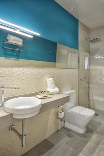 Habitación Triple Estándar del hotel Soho Boutique Sevilla. Foto 1