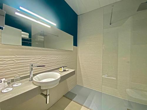 Habitación Triple Estándar del hotel Soho Boutique Sevilla. Foto 5
