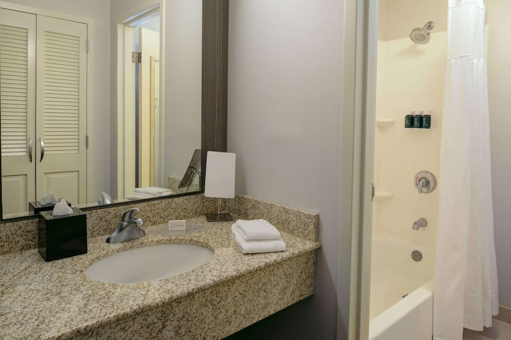 Suite superior, 1 cama de matrimonio grande con sofá cama (One Bedroom) del hotel Sonesta Select Kansas City South Overland Park. Foto 4