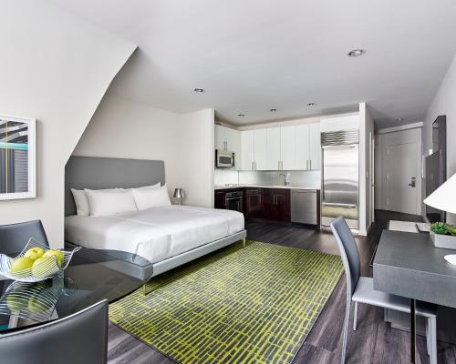 Estudio Premium con sala de estar  del hotel AKA TIMES SQUARE. Foto 1