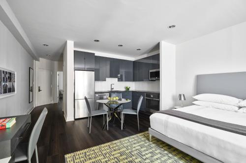 Estudio Platinum con sala de estar del hotel AKA TIMES SQUARE