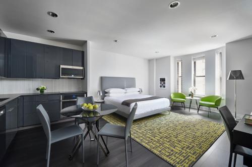  Estudio Platinum con sala de estar del hotel AKA TIMES SQUARE. Foto 1