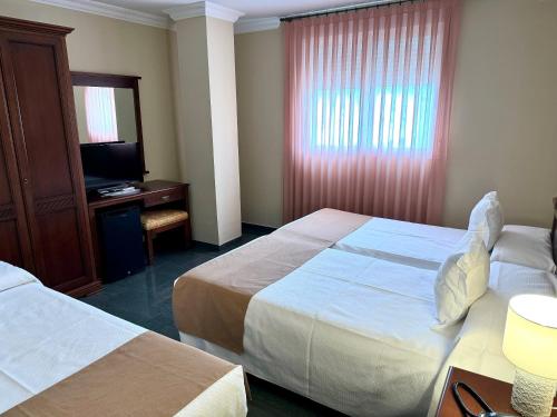 Habitación Triple del hotel Kazar. Foto 1