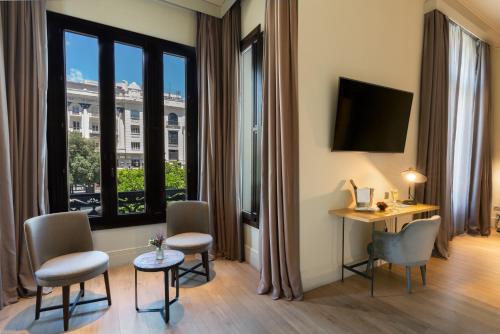 Suite Junior Familiar del hotel H10 Palacio Colomera. Foto 10