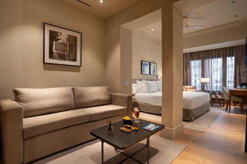 Suite Junior Familiar del hotel H10 Palacio Colomera. Foto 12