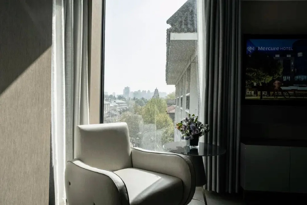 Habitación Superior con una cama King Size y vistas al jardín del hotel Mercure Xian Dayan Pagoda. Foto 12