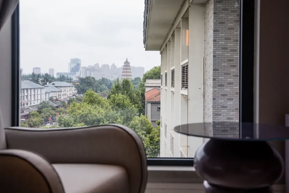 Habitación Superior con una cama King Size y vistas al jardín del hotel Mercure Xian Dayan Pagoda. Foto 13