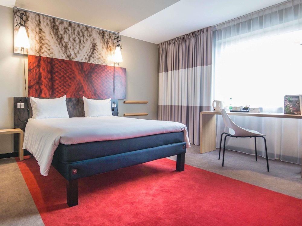 Habitación espaciosa con cama doble del hotel ibis Poznan Centrum. Foto 4
