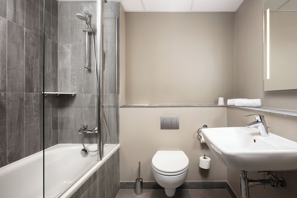 Habitación espaciosa con cama doble del hotel ibis Poznan Centrum. Foto 6