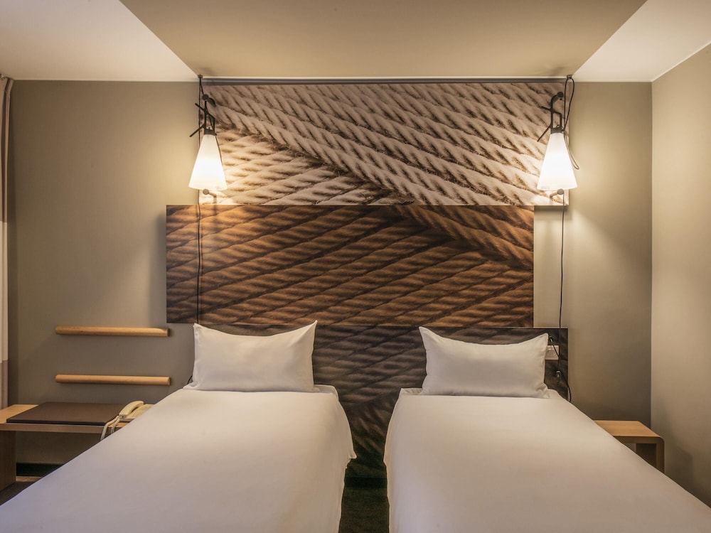 Habitación espaciosa con dos camas individuales del hotel ibis Poznan Centrum. Foto 2