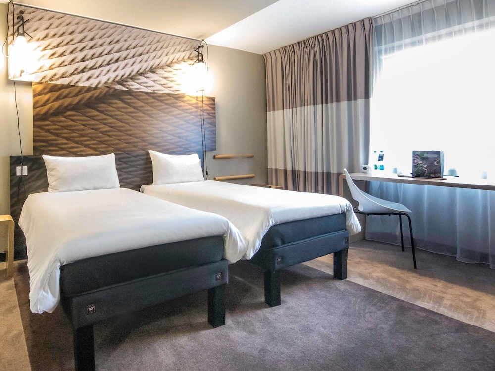 Habitación espaciosa con dos camas individuales del hotel ibis Poznan Centrum. Foto 6