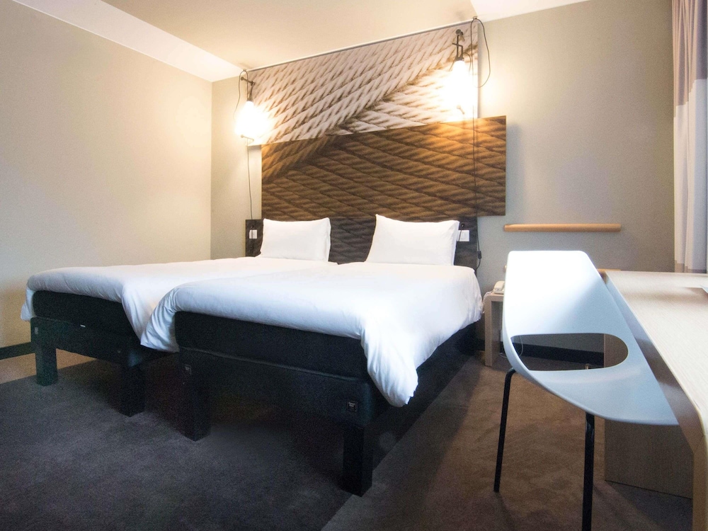 Habitación espaciosa con dos camas individuales del hotel ibis Poznan Centrum. Foto 7