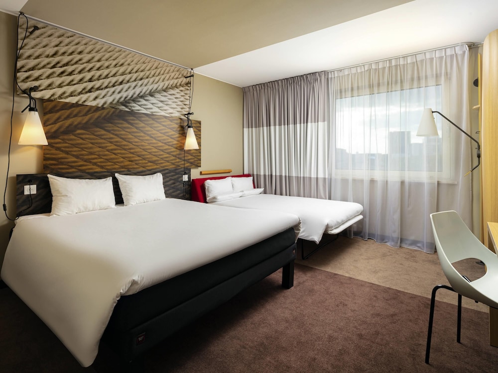Habitación estándar con una cama doble y sofá del hotel ibis Poznan Centrum