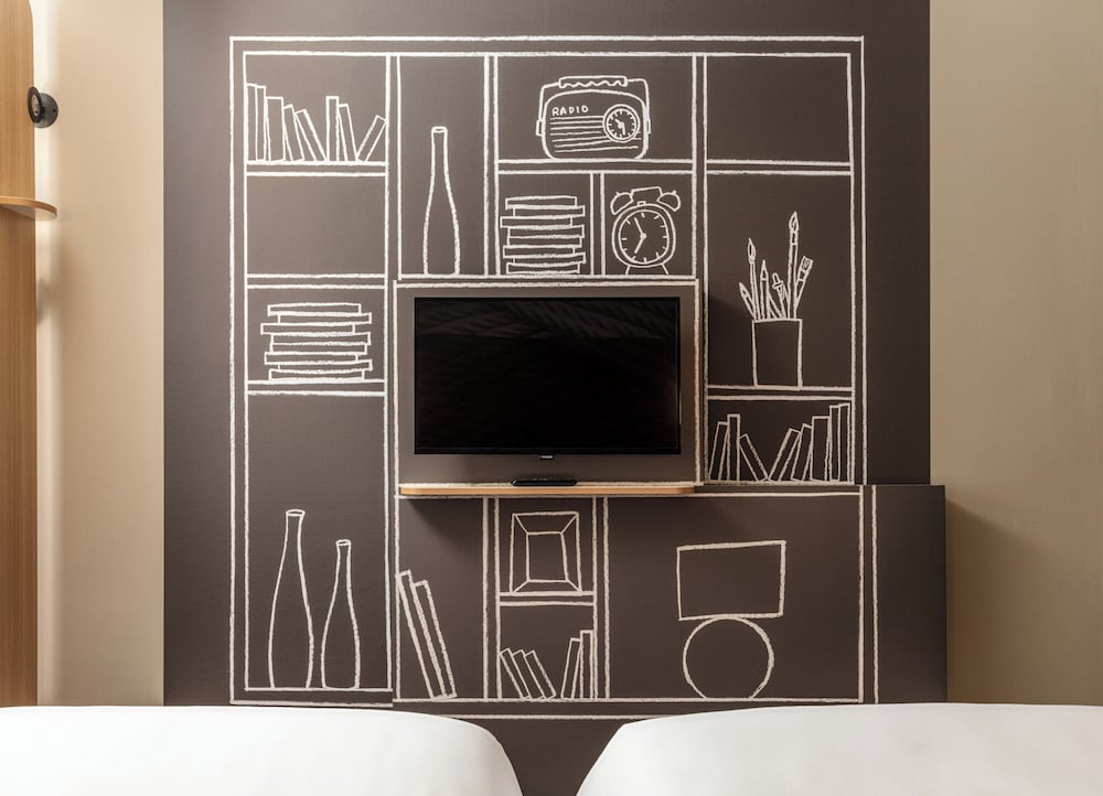 Habitación estándar con una cama doble y sofá del hotel ibis Poznan Centrum. Foto 2