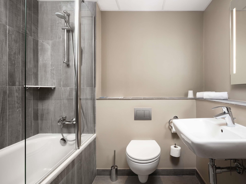 Habitación estándar con una cama doble y sofá del hotel ibis Poznan Centrum. Foto 3