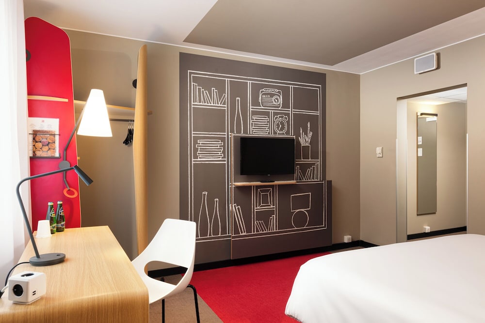 Habitación espaciosa adaptada para huéspedes con discapacidad con una cama doble del hotel ibis Poznan Centrum. Foto 1