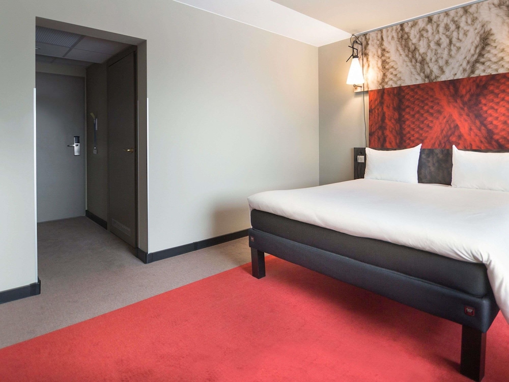 Habitación espaciosa adaptada para huéspedes con discapacidad con una cama doble del hotel ibis Poznan Centrum. Foto 4