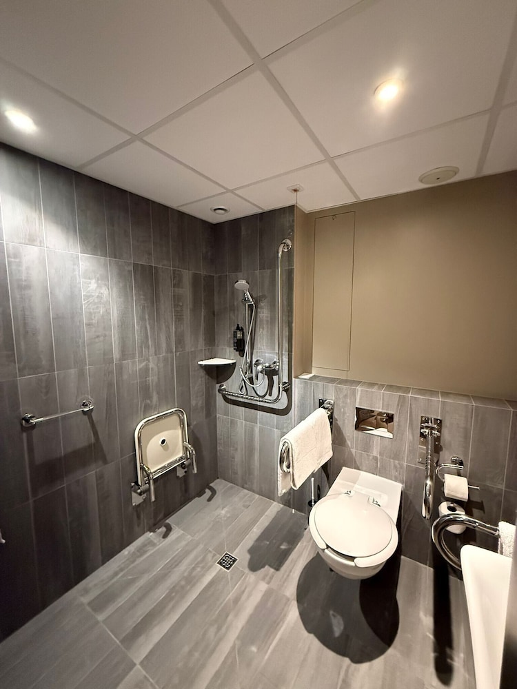 Habitación espaciosa adaptada para huéspedes con discapacidad con una cama doble del hotel ibis Poznan Centrum. Foto 8