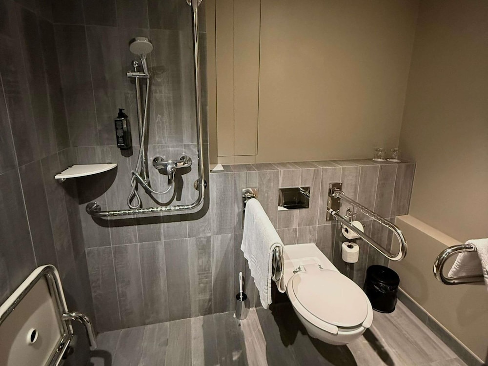 Habitación espaciosa adaptada para huéspedes con discapacidad con dos camas individuales del hotel ibis Poznan Centrum. Foto 5